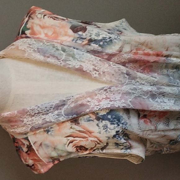 Closet Full brand Ladies sleeveless lace cover up topper cardigan floral   T1 - Picture 2 of 11